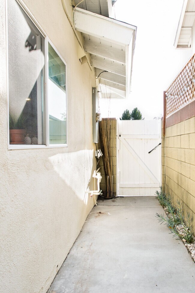side corridor entrance - 5534 Alcove Ave