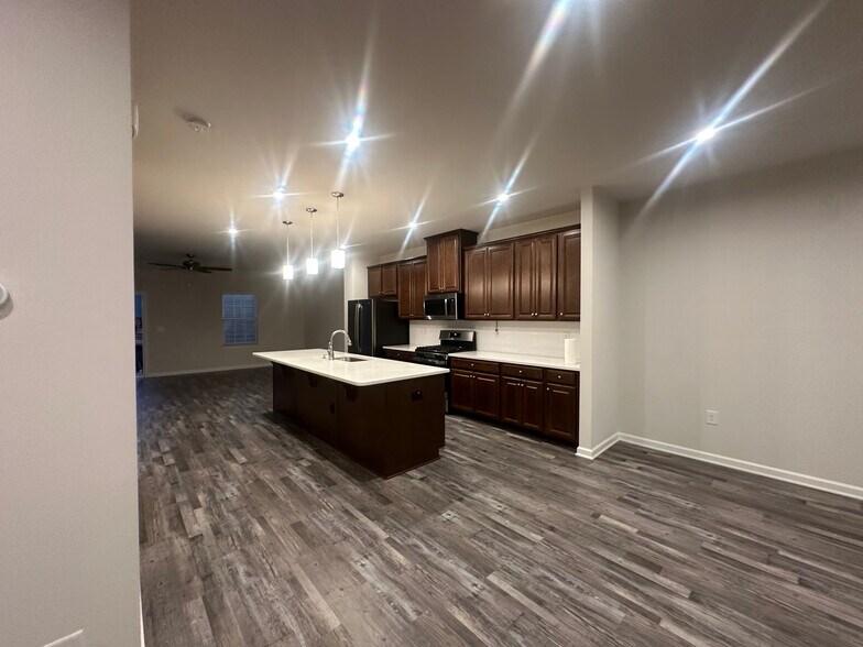 Building Photo - Room in Townhome on Excelsior Grand Ave