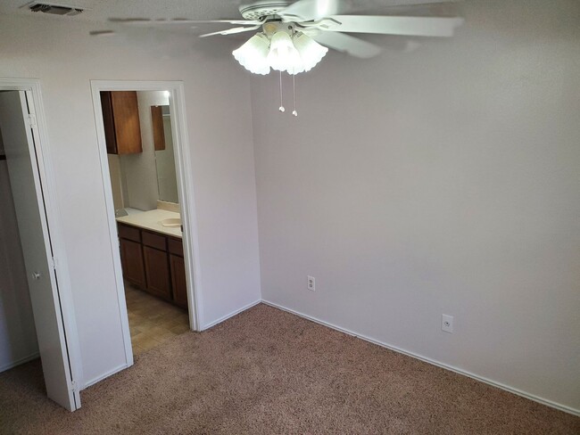 Building Photo - AVAILABLE NOW!!! Cozy 2 bedroom, 2 bath ha...