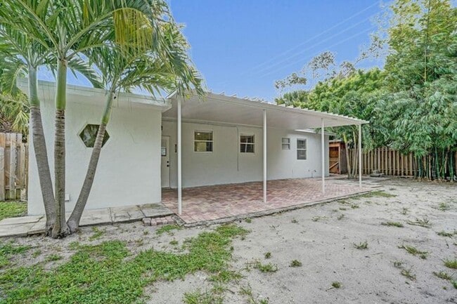 Building Photo - 1205 S Lake Dr