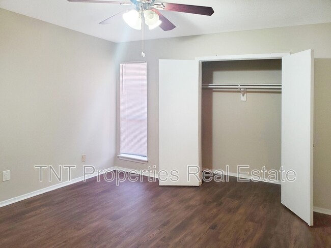 Building Photo - 304 Manuel Dr