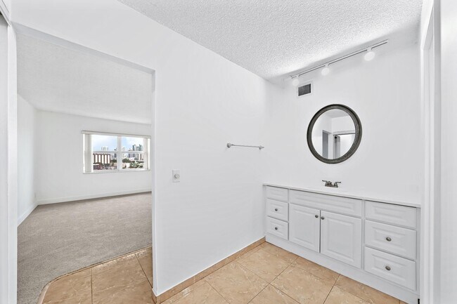 Building Photo - 401 Golden Isles Dr