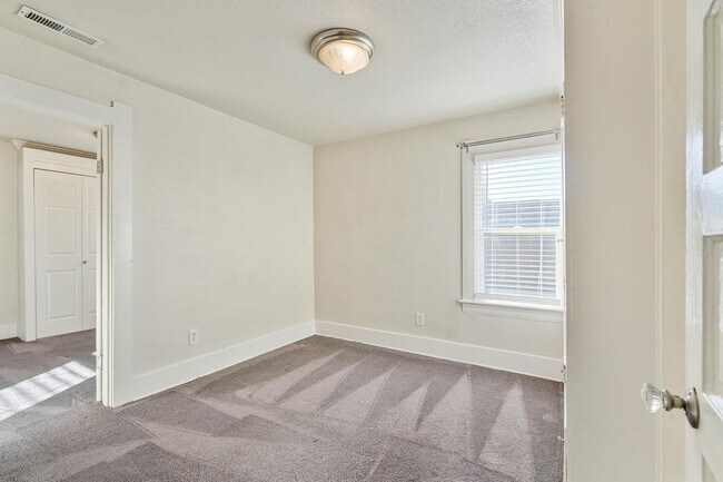 Building Photo - Charming, vintage 2-bdrm/1-bath upper in Richmond neighborhood. W/D, storage, off-street parking