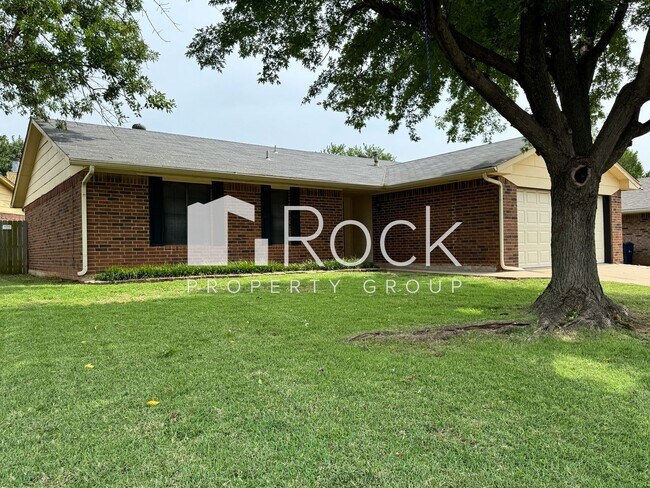 Building Photo - 3 Bedroom, 2 bath, 2 car garage home avail...