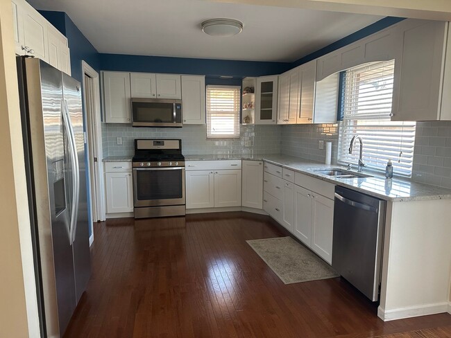 Building Photo - Multi Family Home 3 Bedroom and 2 Bath