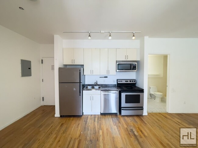 Building Photo - Spacious Sunlit 2-Bed 1-Bath / Great Bushw...