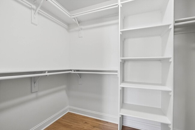 Building Photo - Very Nicely Update Condo in Prime Location!