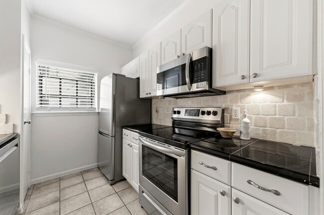 Building Photo - 9850 Pagewood Ln