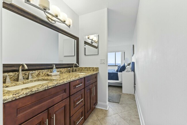 Building Photo - 10152 S Ocean Dr