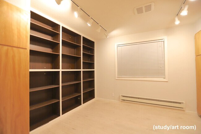 Building Photo - Santa Rosa: 3 bedroom, 2 1/2 bath Home wit...