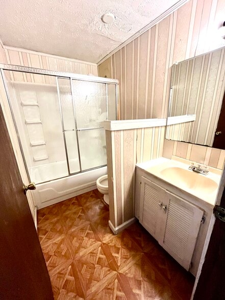 Building Photo - 109 Bolton Ave