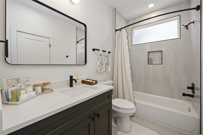 Building Photo - 3028 Lamar St