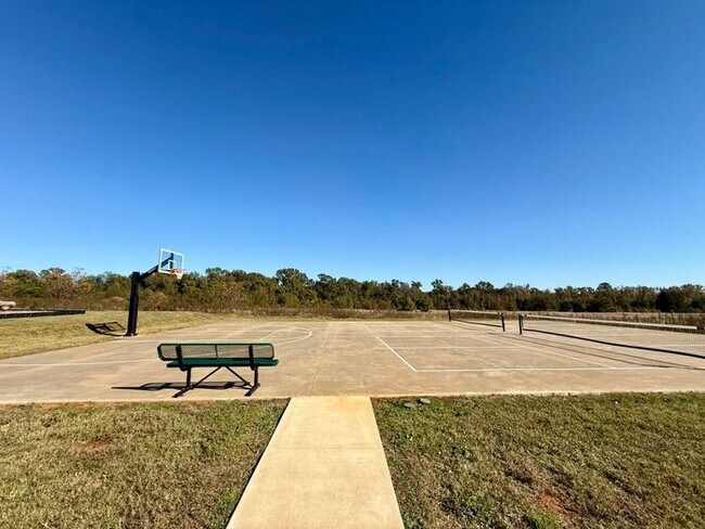 Building Photo - Beautiful 3-Bedroom, 2-Bath Home with Mode...