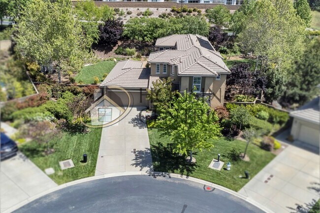 Building Photo - Beautiful Executive Home w/ Pool on 1/2 Ac...