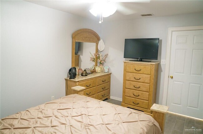 Building Photo - 19 Barnes St