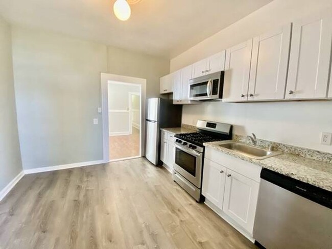 Building Photo - 2BR/1BA Edwardian with Renovated Kitchen &...