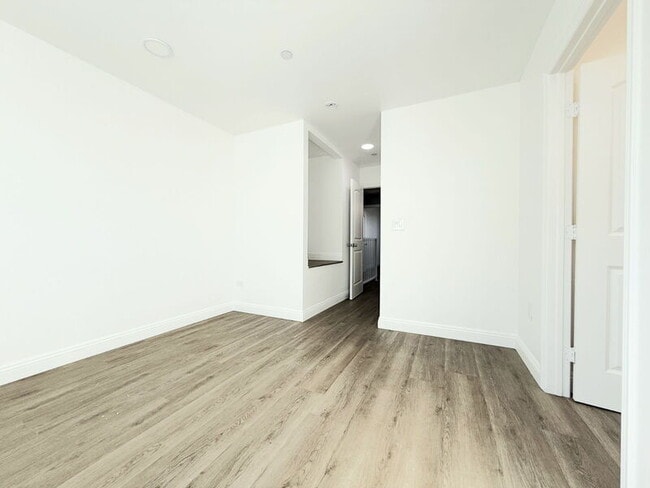 Building Photo - 1731 E 68th St