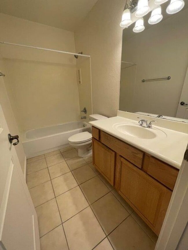 Building Photo - 330 S Farmer Ave