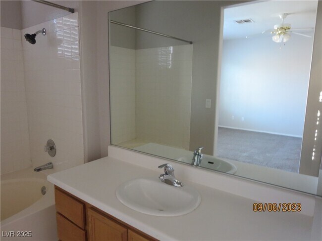 Building Photo - 989 Veranda View Ave