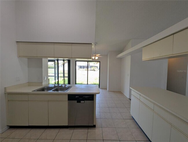 Building Photo - 11322 Torrey Pines Dr