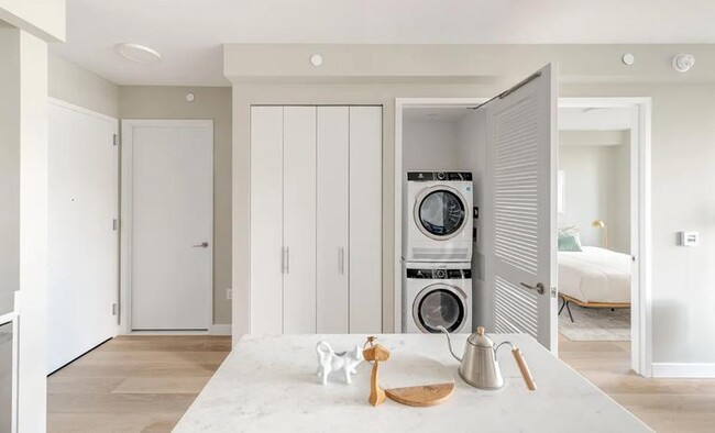 Building Photo - 3 bedroom in LONG ISLAND CITY NY 11109