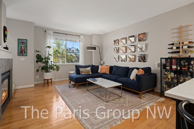 Building Photo - Stylish Model Hm in Issaquah Highlands * Park-Facing, EV Charger, Designer Upgrades & Very Walkable!