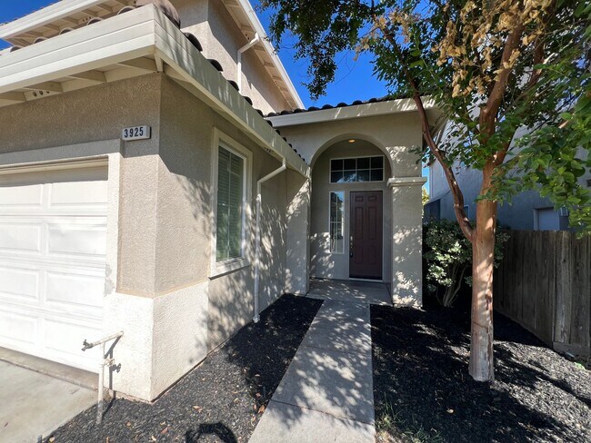 Building Photo - 5 bedroom home located in Sylvan School District!