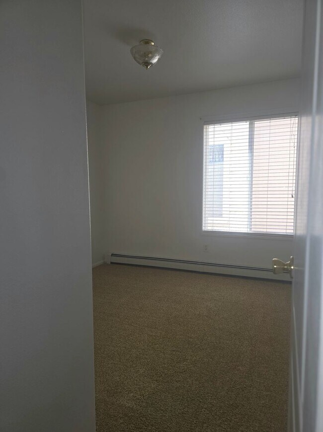 Building Photo - Beautiful townhouse with updated bathrooms. Available now!