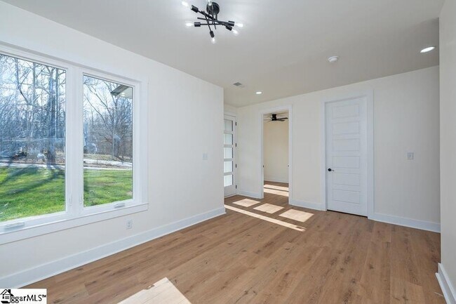 Building Photo - 105 Horseshoe Bend Rd