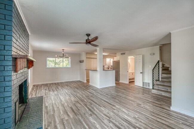 Building Photo - 614 E Briarway Dr
