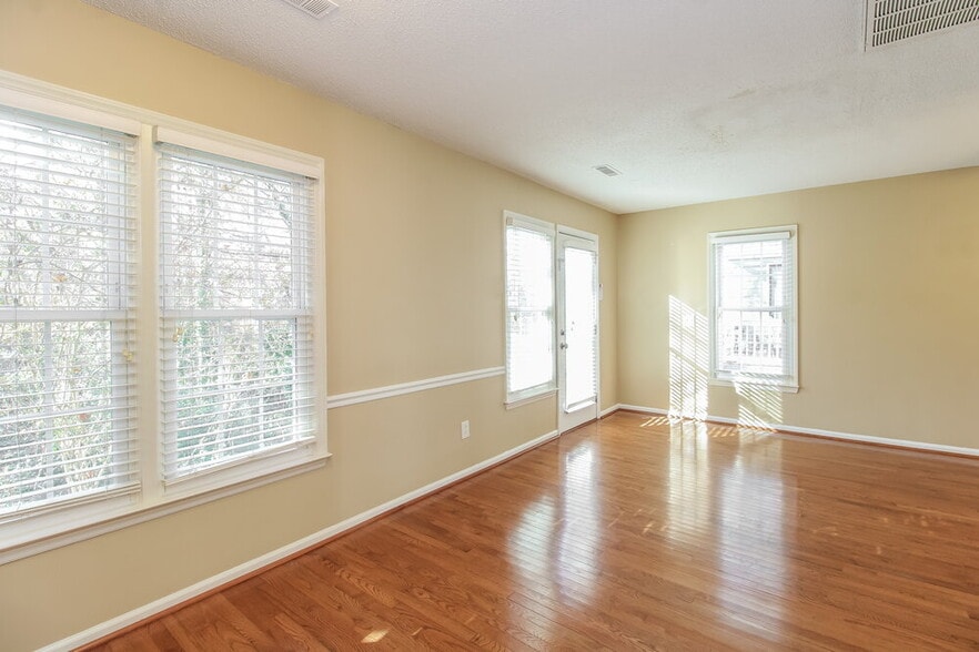 Building Photo - 221 Guinevere Ct