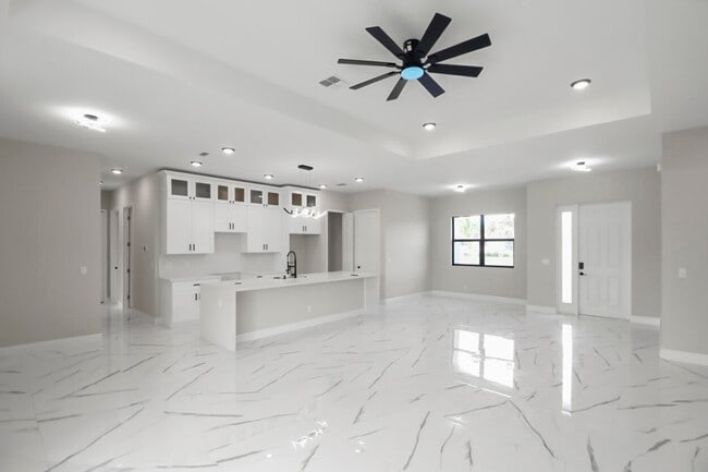 Building Photo - 850 SW Abingdon Ave