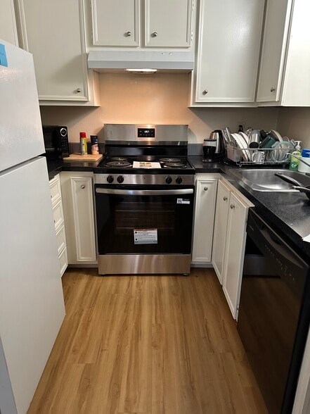 New stove added 4/18/26 - 208 SW Wallula Ave