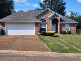 Building Photo - 17 Station Oak Dr