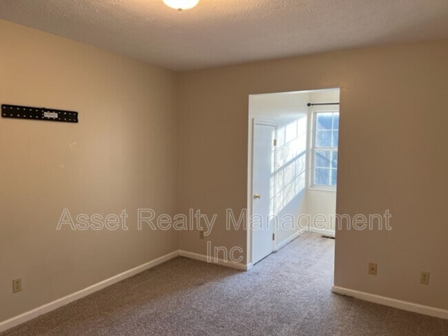 Building Photo - 6910 Kings Crossing Way