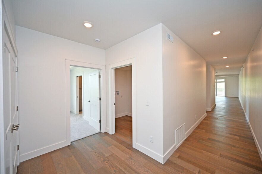 Foyer - 617 Manhattan Blvd