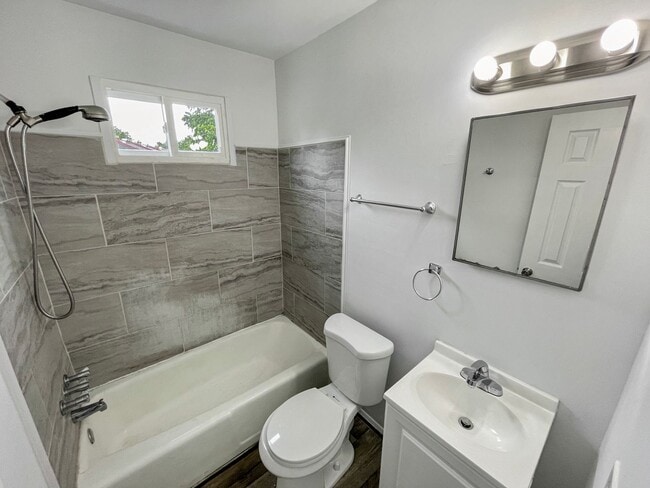 Building Photo - Charming 3 bedroom 1.5 bath townhome in Hi...