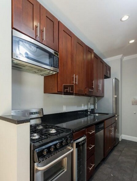 Building Photo - Upper Carnegie Hill adj, Close to E.96th Q: E 100th St btw 2nd/1st Ave 3BR, Elevator, W/D, SS App...