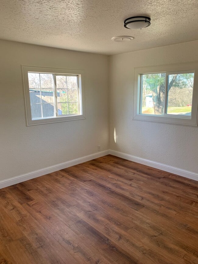 Building Photo - Country Home!