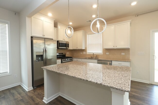 Building Photo - 3BR/2.5BA SFR with 1-car garage near Publix. Pets Allowed