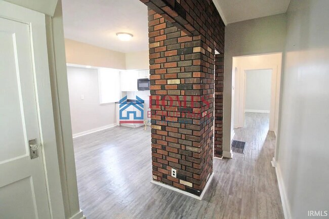 Building Photo - Two Bedroom House | Move In Ready!