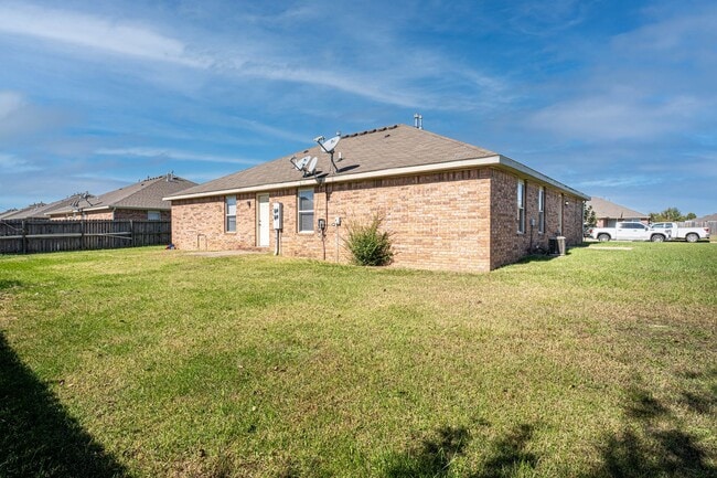 Building Photo - 401 E Southern Trace Dr