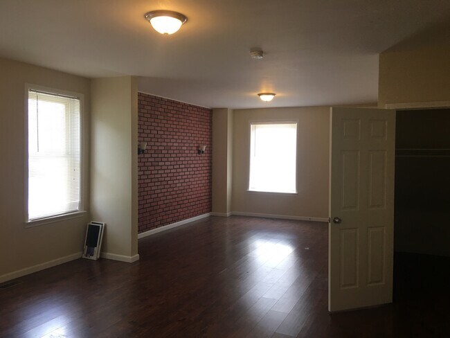Building Photo - 3001 Miami St