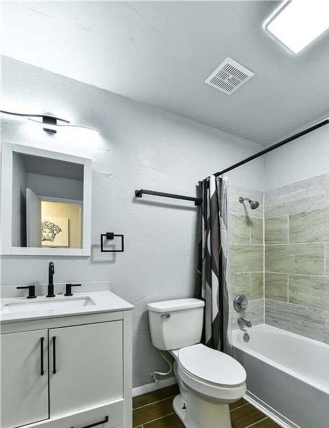 Building Photo - Remodeled 3-bedroom house!  Housing accepted!