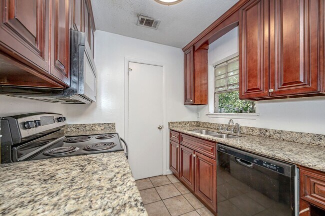 Building Photo - 5612 Rose Dr