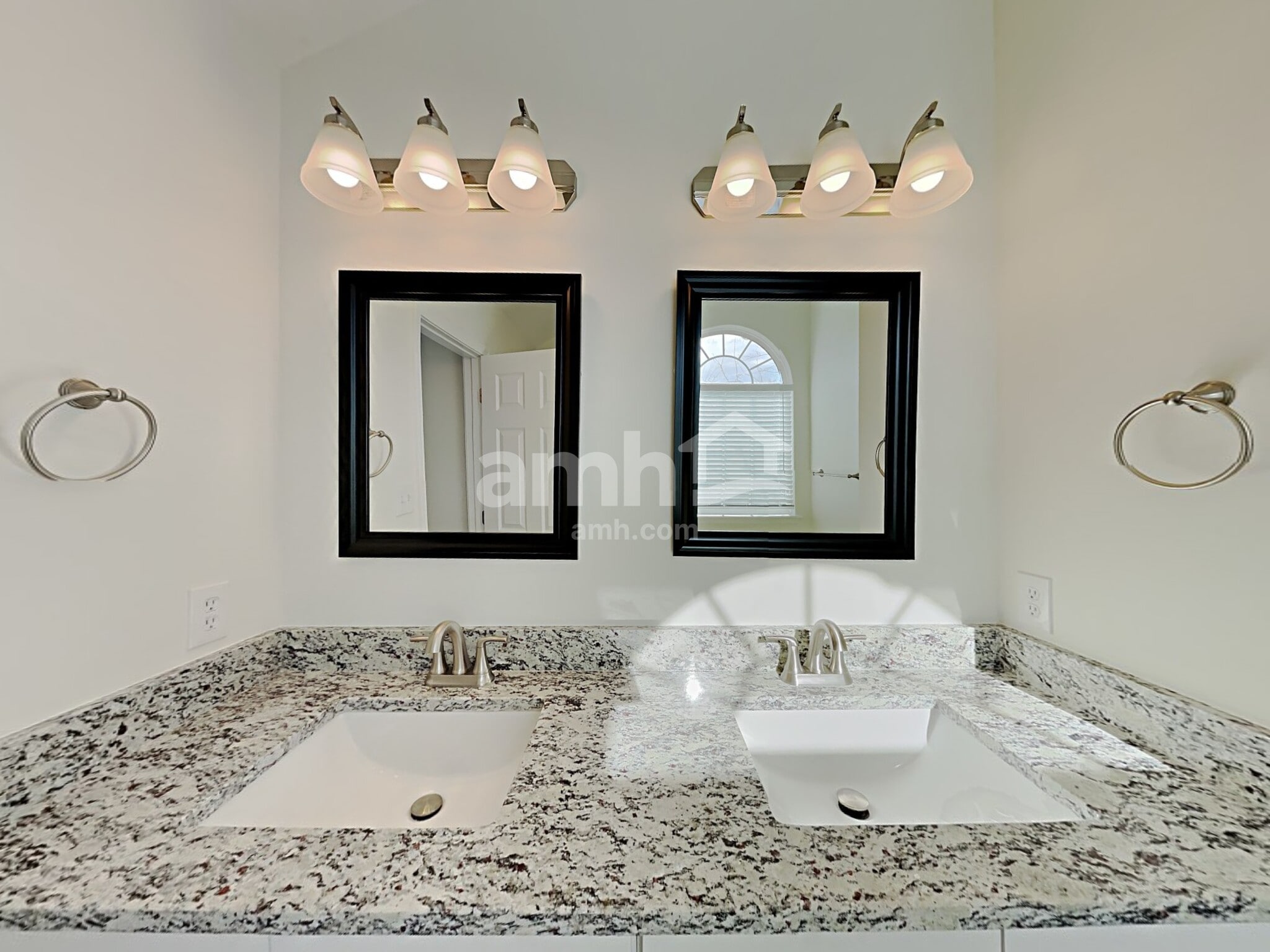 Building Photo - 2026 Oakbluff Way SW