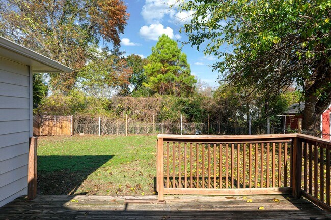 Building Photo - 3BR/1BA Home with W/D Hookups + Holiday Move-In Special $250 !!