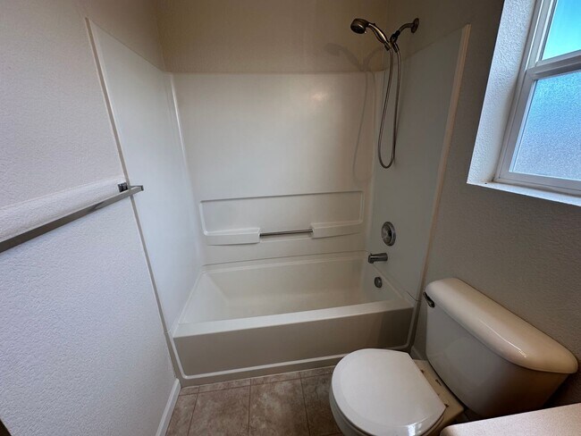 Building Photo - 3 Bed 3 bath house in Spring Creek!