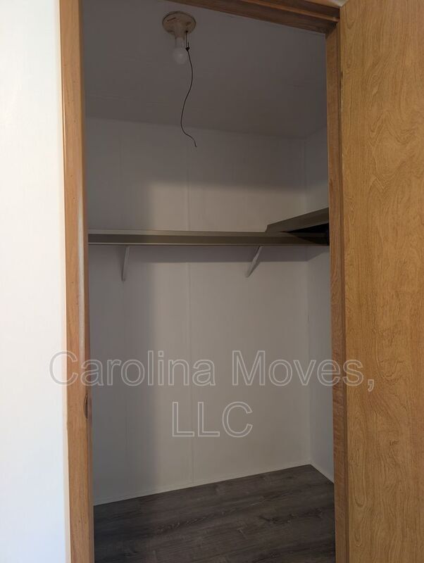 Building Photo - 220 Farrs Rd