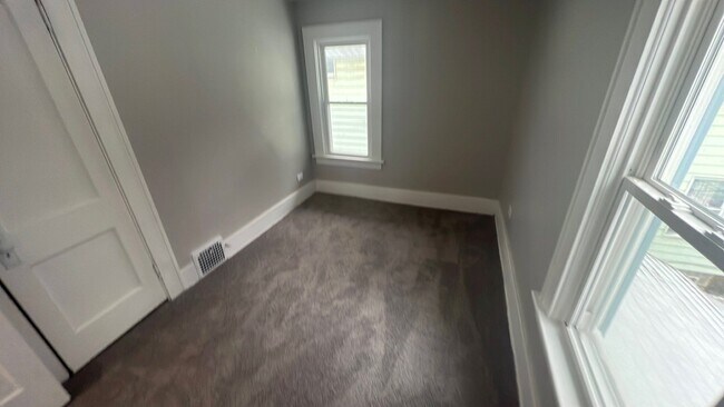 Building Photo - 943 Delia Ave
